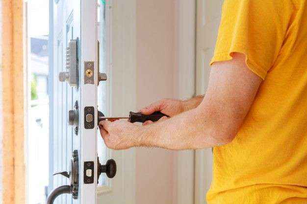 Formas de abrir puertas sin la llave según cerrajerosalicante.pro