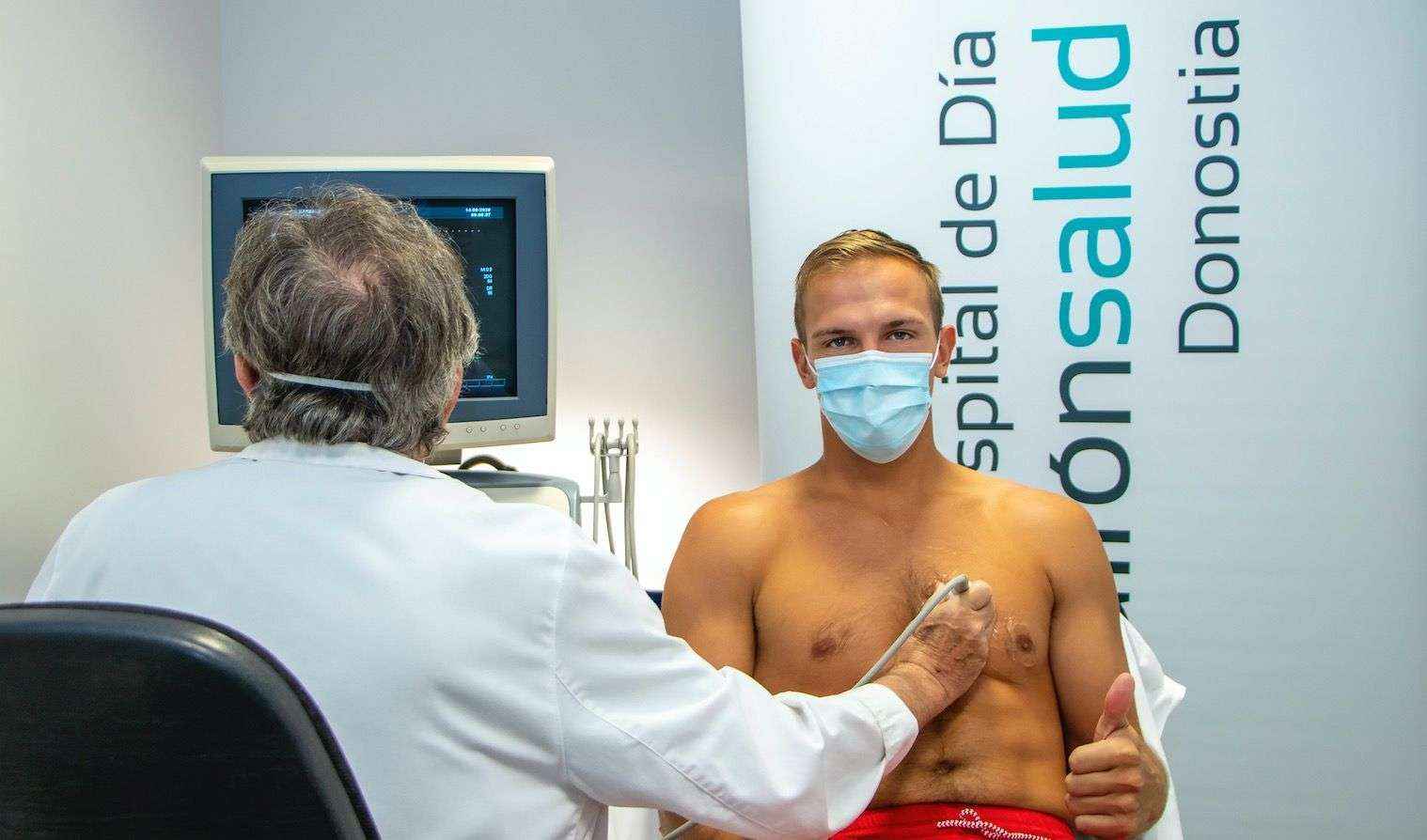 Johnny Dee, del Delteco GBC, realiza el reconocimiento médico en el Hospital de Día Quirónsalud Donostia