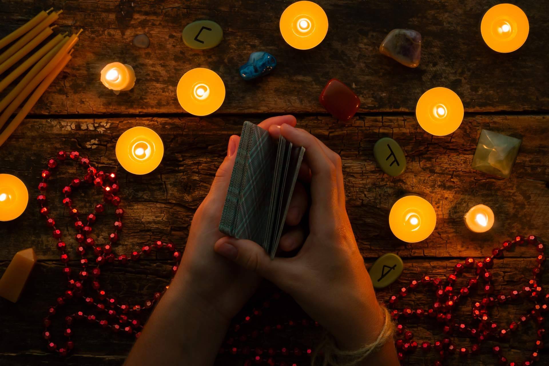 Universo del Tarot ofrece servicios de tarot especializado en el amor bueno y económico con atención 24 horas