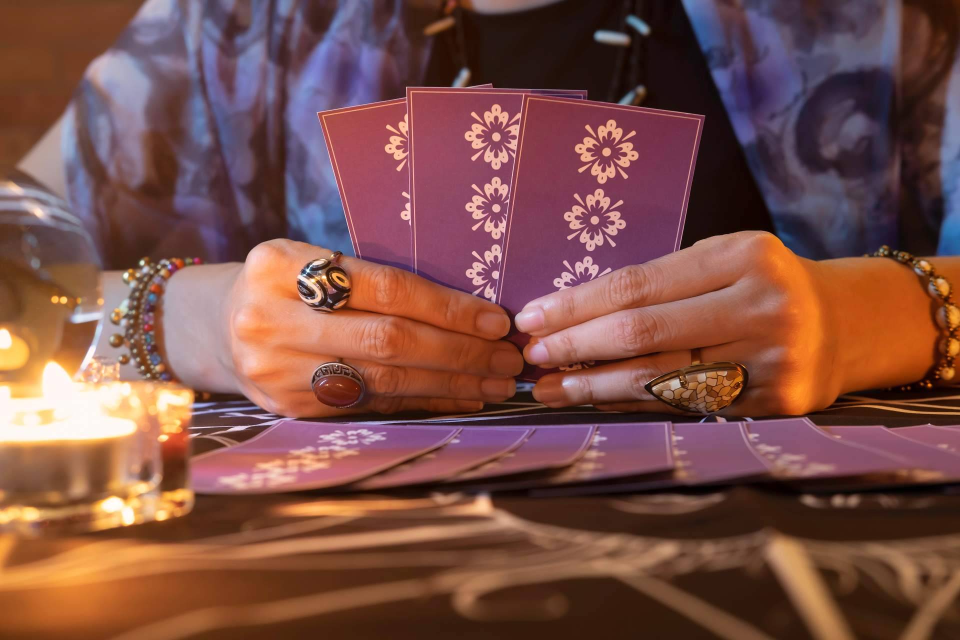 ¿Dónde encontrar videntes verdaderas, buenas y económicas que atienden las 24 horas del día?: Universo del Tarot