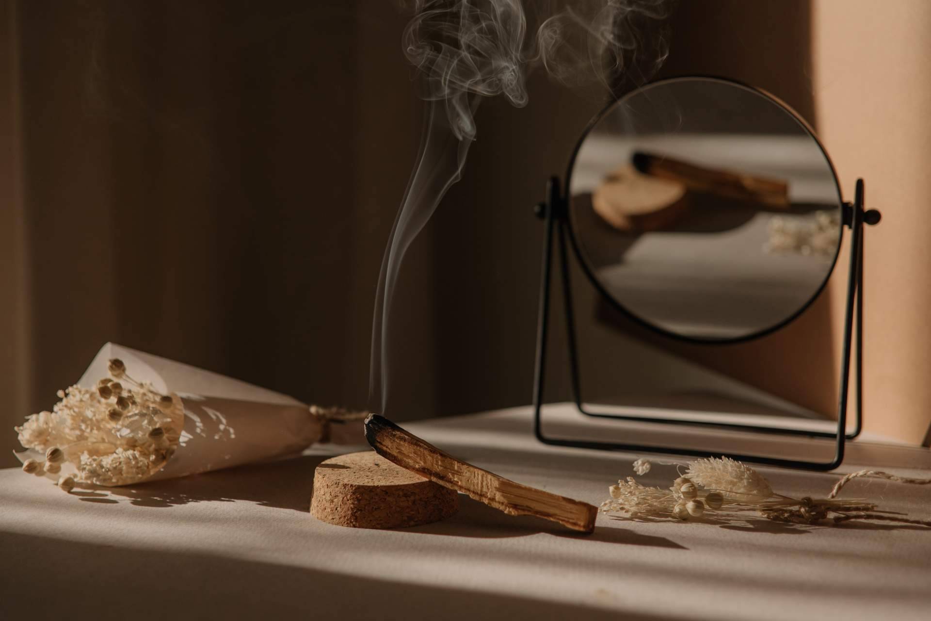 La tienda esotérica Bindi dispone de palo santo original para la purificación de energías y espacios