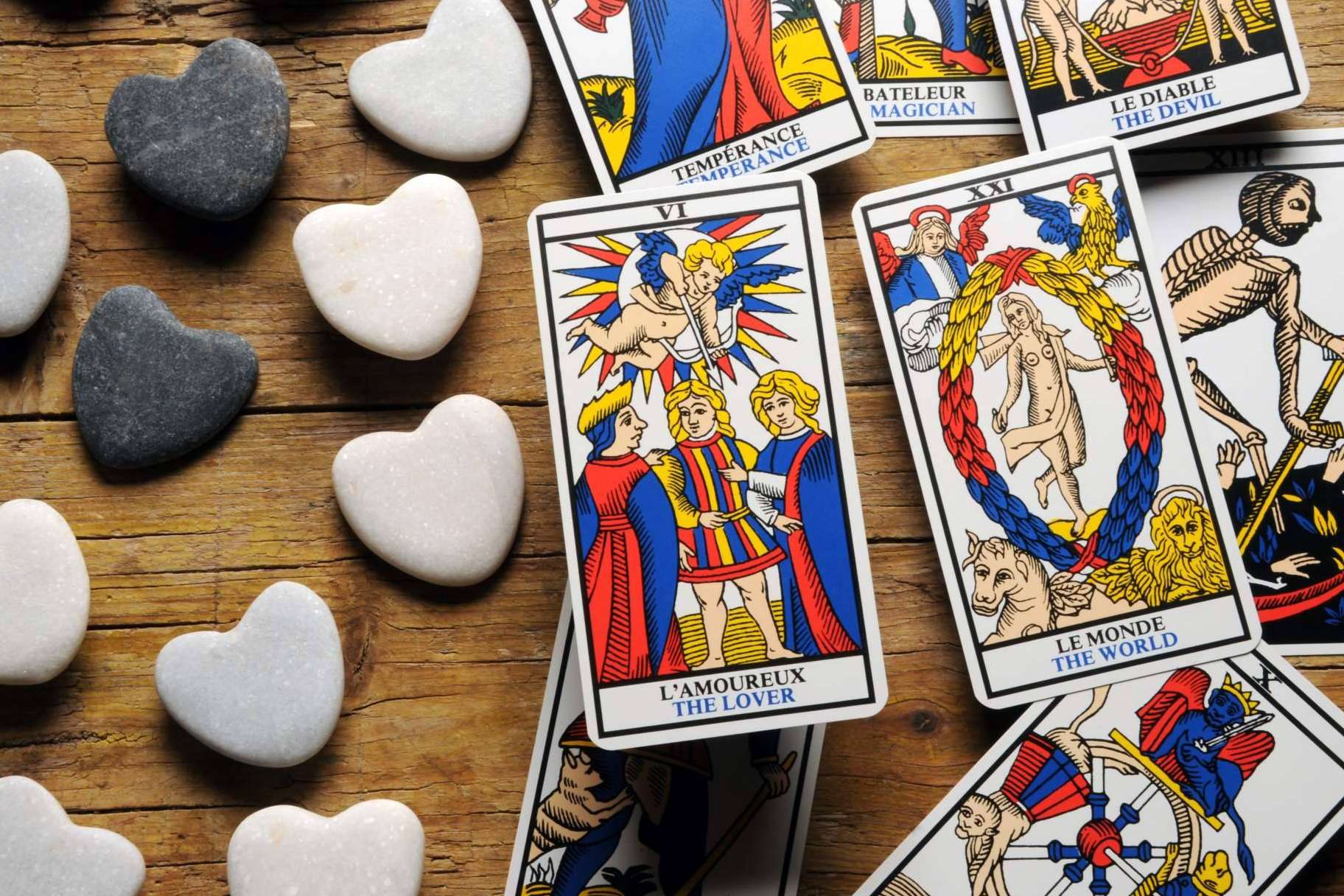 Dama Mágica lleva a cabo consultas de tarot por llamada