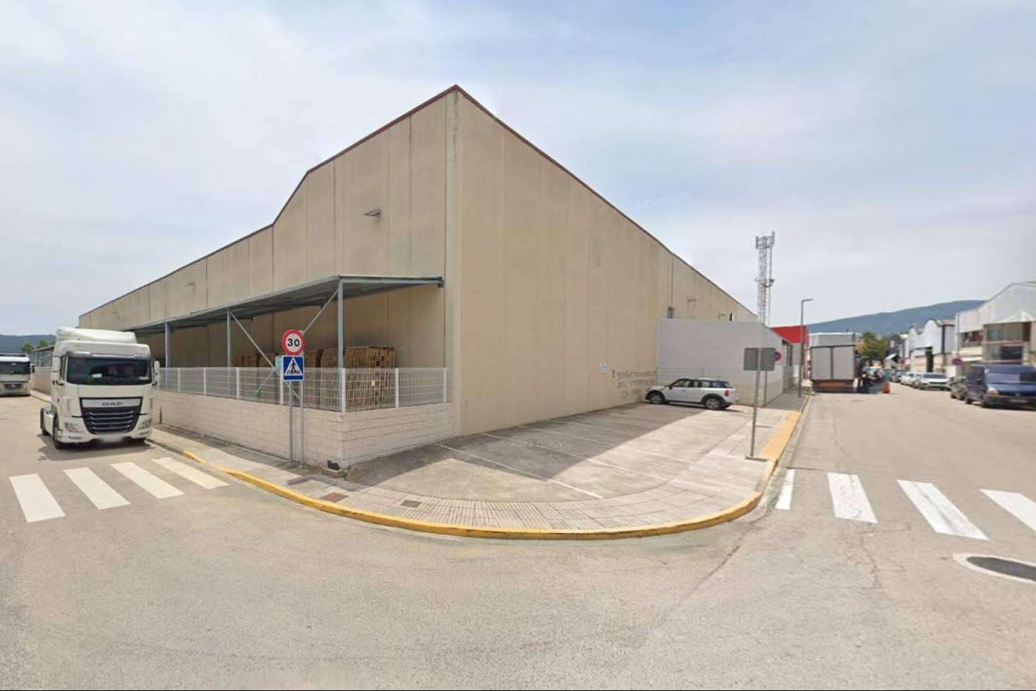 A subasta dos importantes naves industriales ubicadas en Beniflá y Xeraco