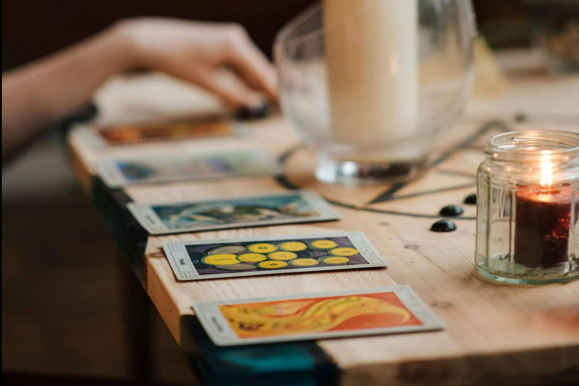 Las mejores videntes como Gloria Santera; vidente española certera y tarot económico, experta en amarres de amor y tarot del amor en Barcelona