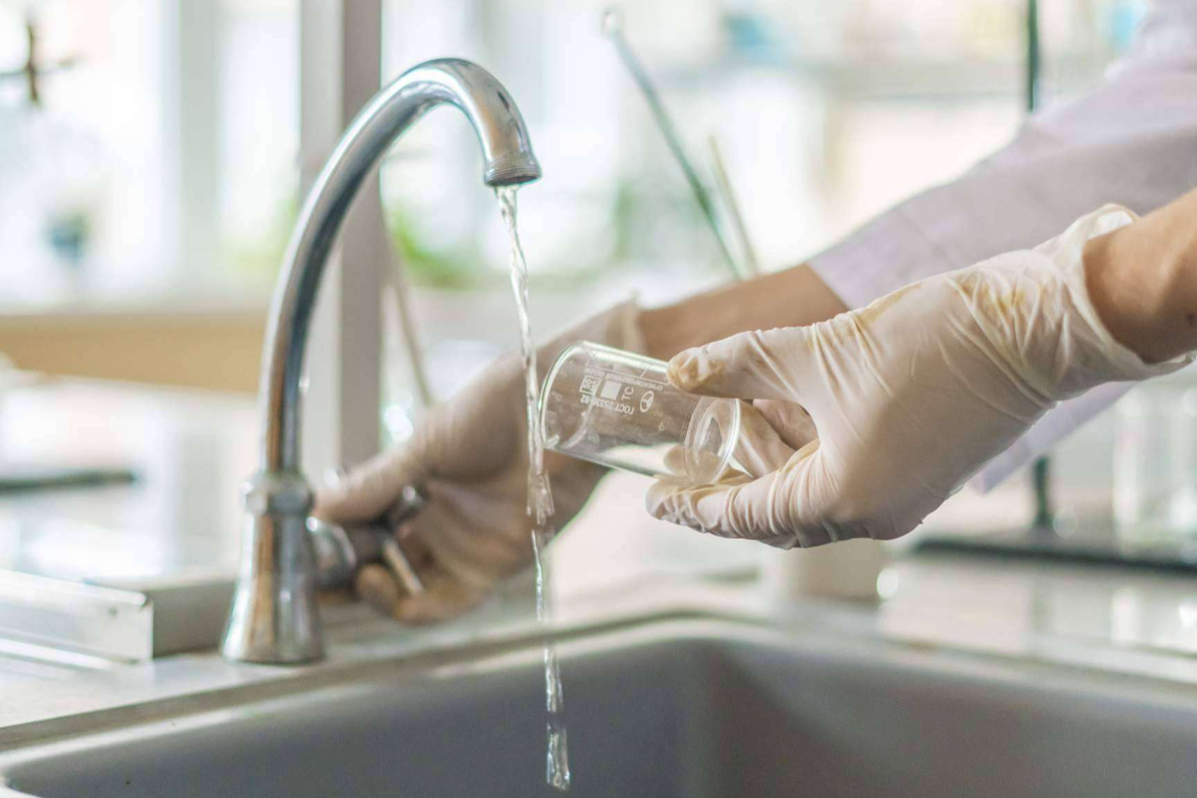 Contaminantes ocultos en el agua potable; Lo que no se ve en el agua del grifo y cómo eliminarlo
