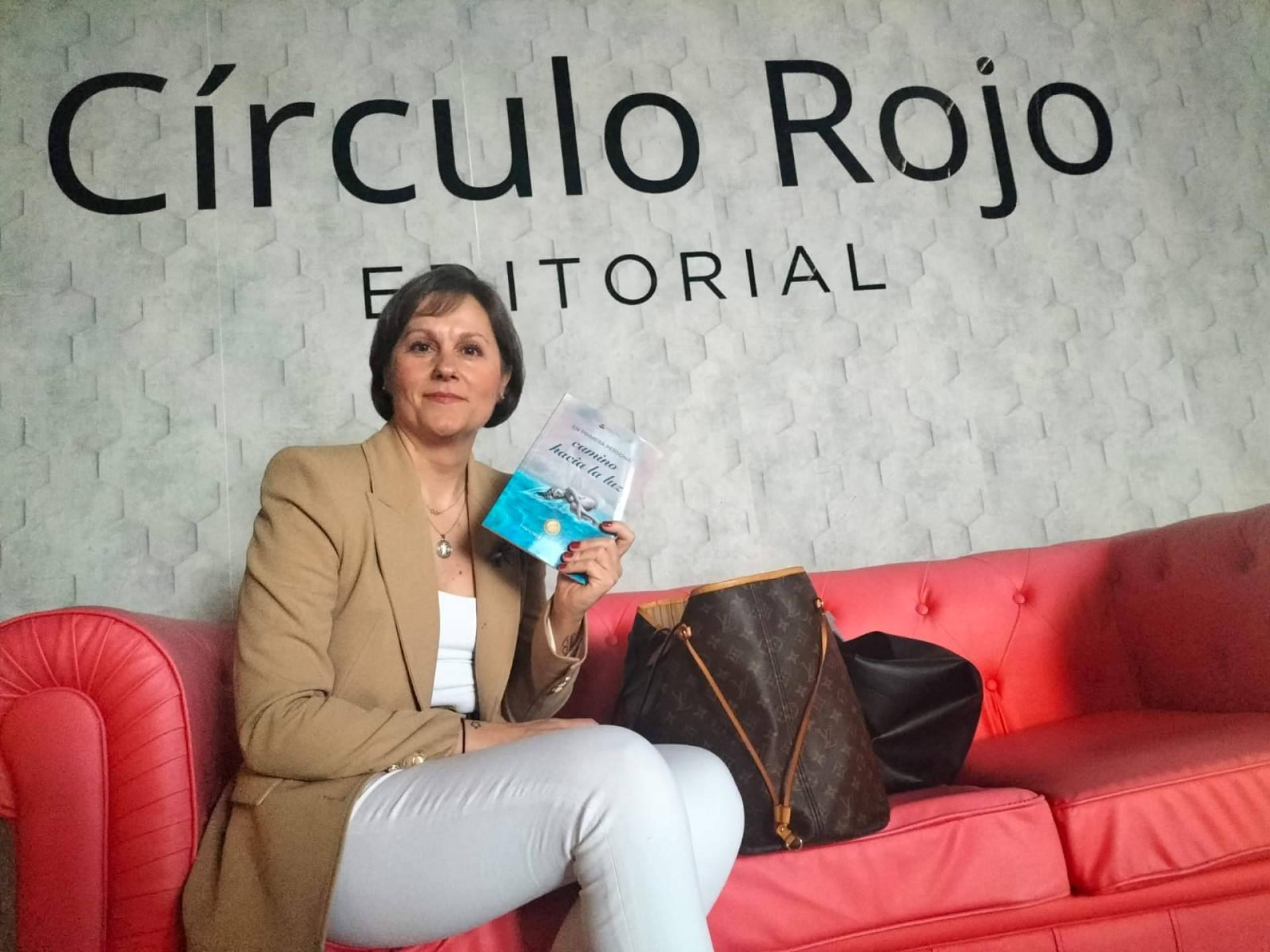 ´En primera persona; camino hacia la luz´, un viaje de valentía y transformación que ilumina desde dentro.