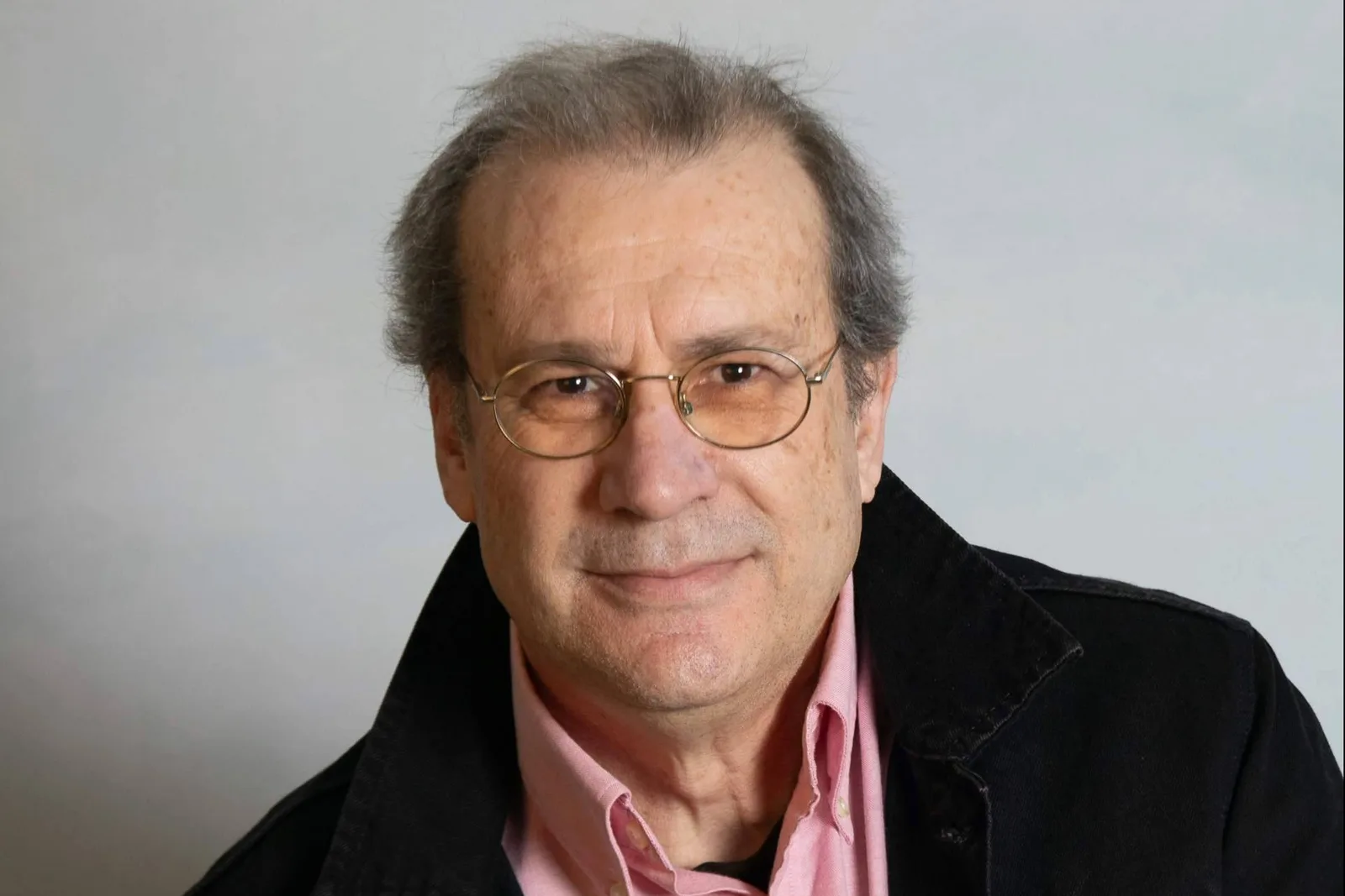 Amor, metáfora y emoción; Alejandro Romero Guillén reúne dos décadas de poesía en ´Otoño sin acento´